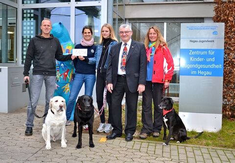 Unterstützung für zwölf Pfoten: (v.li.n.re) Matthias Haas mit Mitch, Dr. Ines Kuhlicke, Paula Kuhlicke mit Pepe, Pfarrer Ulrich Henke und Andrea Ebert mit Bella. Bild: Henninger